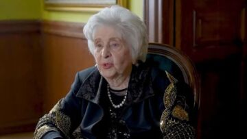 Έφη Παπαθεοδώρου για τον ρόλο της «Θεοπούλας»: «Αυτήν τη γιαγιά ήθελαν να την έχουν όλα τα παιδιά»