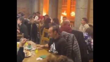 Ταραχές στη Γαλλία: Viral βίντεο δείχνει πελάτες εστιατορίου να τρώνε αμέριμνοι με... φωτιές στο φόντο