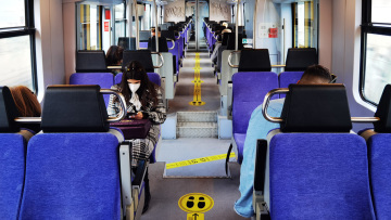 Στις ράγες ξανά τρένα και προαστιακός - Οι επιβάτες αποφεύγουν τα πρώτα βαγόνια