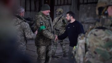 Πόλεμος στην Ουκρανία: Τολμηρή επίσκεψη Ζελένσκι στο υπό πολιορκία από τους Ρώσους Μπαχμούτ 