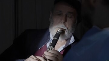 Σασμός: Η σκηνή με το κλαρίνο στο νοσοκομείο προκάλεσε ξεκαρδιστικά σχόλια στο Twitter