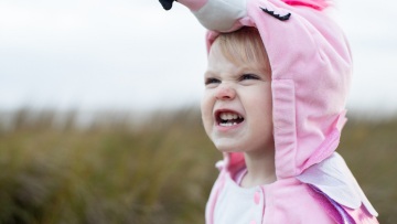 Το viral βίντεο όπου ο μπαμπάς ουρλιάζει και βρίζει το «ανυπάκουο» νήπιό του: Ένας ειδικός εξηγεί γιατί είναι λάθος