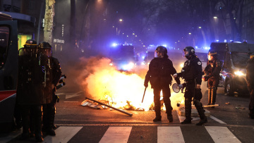 Γαλλία: Επεισοδιακές διαδηλώσεις - Έβαλαν φωτιές, έκαψαν την πύλη του δημαρχείου στο Μπορντό (βίντεο)