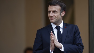 Στόχος «fake news» ο Μακρόν: Έγραψαν ότι φορούσε ρολόι 80.000 ευρώ και κοστούμι 4.500 ευρώ