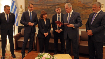 Σε τυπική χειραψία περιορίστηκαν Μητσοτάκης και Ανδρουλάκης μετά την αντιπαράθεση για τον «άγνωστο Χ» πρωθυπουργό