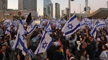 Ισραήλ: «Πάγωσε» τη δικαστική μεταρρύθμιση ο Νετανιάχου μετά το χάος στη χώρα