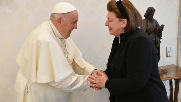 Λίνα Μενδώνη: Συνάντησε τον Πάπα Φραγκίσκο - Ευχαριστήρια επιστολή Μητσοτάκη για τα θραύσματα του Παρθενώνα