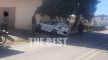 Σοβαρό τροχαίο στην Ηλεία - ΙΧ καρφώθηκε σε τοίχο σπιτιού - Εκτινάχθηκαν στην αυλή οδηγός και συνοδηγός