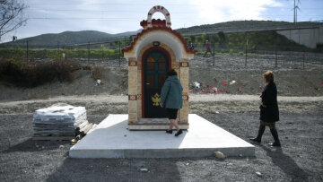 Τέμπη: Εικονοστάσι στο σημείο του πολύνεκρου δυστυχήματος - Σε βαρύ κλίμα έγινε το μνημόσυνο (φωτογραφίες)