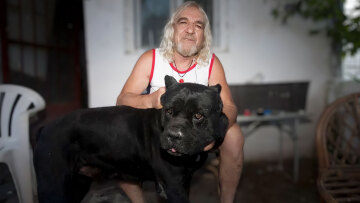 Χαλκιδική - Ο «Έλληνας Κόπερφιλντ»: Η άγνωστη ιστορία του «ξανθού μάγου» που κατηγορείται για βιασμό