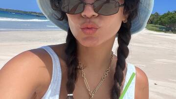 Η Βανέσα Χάντζενς ποζάρει με μικροσκοπικό μπικίνι σε μια τροπική απόδραση στις Φιλιππίνες