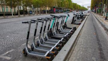 Παρίσι: Απαγορεύονται τα ηλεκτρικά πατίνια - Οι κάτοικοι ψήφισαν υπέρ της απόσυρσης στο δημοψήφισμα 
