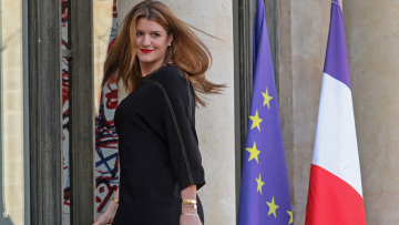 Μαρλέν Σιαπά: Αντιδράσεις για το εξώφυλλο υπουργού του Μακρόν στο Playboy