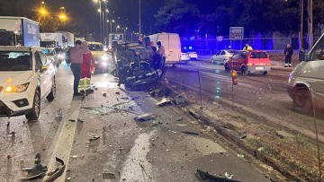 Kαραμπόλα τριών οχημάτων στον Σκαραμαγκά - Αναποδογύρισε αυτοκίνητο 