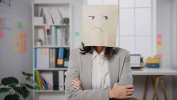 Είστε κακόκεφοι στη δουλειά; Επτά tips για καλύτερη διάθεση από έναν ψυχολόγο