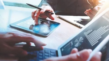 Πώς άνοιξε «ομπρέλα» προστασίας σε 60.000 δανειολήπτες που πλήττονται από τη «βροχή» αυξήσεων στα επιτόκια