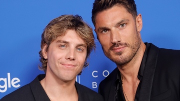 O ηθοποιός Λούκας Γκέιτζ αρραβωνιάστηκε τον κομμωτή του