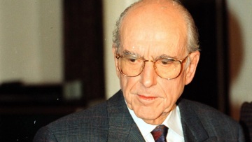 Ανδρέας Παπανδρέου: «Σαρώνουν» τα εμβληματικά γυαλιά του σε δημοπρασία για φιλανθρωπικό σκοπό