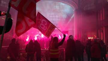 Γαλλία – απεργίες: Επεισόδια στο Παρίσι - Εισβολή στα γραφεία της BlackRock