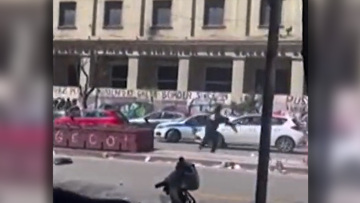 Επεισόδια στην ΑΣΟΕΕ: «Τους είπα για το όπλο αλλά αυτοί συνέχισαν να πετάνε πέτρες» λέει ο αστυνομικός