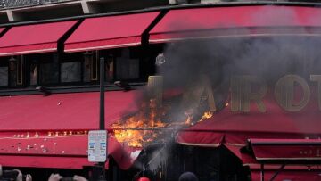Γαλλία: Διαδηλωτές έκαψαν το αγαπημένο εστιατόριο του Μακρόν στο Παρίσι - Δείτε βίντεο