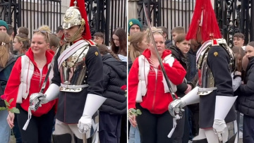 Βρετανία: «Μην με ακουμπάς» - Η «έκρηξη» μέλους της βασιλικής φρουράς στο Μπάκιγχαμ που έγινε viral στο TikTok