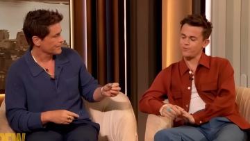 Ο Ρομπ Λόου δίνει στον γιο του την κονκάρδα νηφαλιότητας - Είμαι υπερήφανος για εσένα