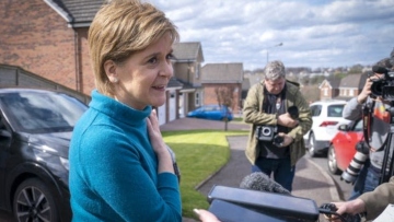 Σκωτία: Η πρώτη εμφάνιση της Στέρτζον μετά την έρευνα στο σπίτι της και τη σύλληψη του συζύγου της - Δείτε βίντεο