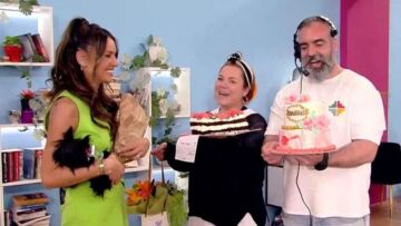 Ελένη Τσολάκη: Η έκπληξη των συνεργατών της για τα γενέθλιά της στο πλατό του «Open Weekend»