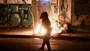 Επεισόδια στα Εξάρχεια τα ξημερώματα: 100 άτομα επιτέθηκαν με μολότοφ σε διμοιρία των ΜΑΤ