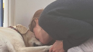 Η συγκινητική ανάρτηση της Νατάσας Εξηνταβελώνη για το θάνατο της σκυλίτσας της: «Άλλοι στρέφονται στον Θεό, εγώ σκέφτομαι ένα κουτάβι»