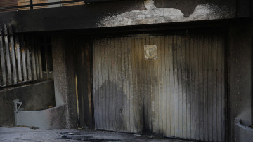 Έκρηξη σε είσοδο πολυκατοικίας στους Αμπελόκηπους με γκαζάκια σε καρότσι σούπερ μάρκετ - Δείτε φωτογραφίες