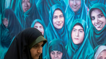 Ιράν: Τοποθετούνται κάμερες στους δρόμους για να εντοπίζονται οι γυναίκες που δεν φορούν hijab