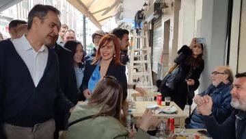 Θεσσαλονίκη: Το χιουμοριστικό σχόλιο Μητσοτάκη έξω από ψητοπωλείο - «Από Μεγάλη Παρασκευή θα νηστέψετε;»