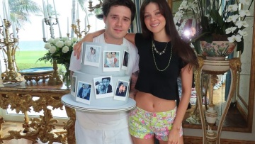 Η Νίκολα Πελτζ ποζάρει αγκαλιά με την πεθερά της, Βικτόρια Μπέκαμ, διαψεύδοντας τις φήμες για ρήξη στη σχέση τους