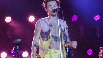 Η μαμά του Χάρι Στάιλς μιλάει για πρώτη φορά για τον διάσημο γιο της - Μια σπάνια φωτογραφία τους