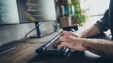 Δημόσια ΣΑΕΚ: Διευρύνoνται τα γεωγραφικά όρια και απλοποιείται η διαδικασία για το στεγαστικό επίδομα των καταρτιζόμενων