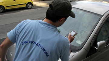 Θεσσαλονίκη: 62χρονος χτύπησε με αυτοκίνητο δημοτικό αστυνομικό επειδή του έκοψε κλήση