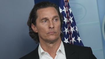 O Μάθιου ΜακΚόναχι είχε την πιο τρομακτική πτήση της ζωής του: «Είδα τα πιάτα με το φαγητό μπροστά μου στον αέρα»