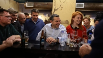 Κεφαλονιά: Ο Αλέξης Τσίπρας με μπύρα σε μπαράκι στη Σάμη - Δείτε βίντεο και φωτογραφίες