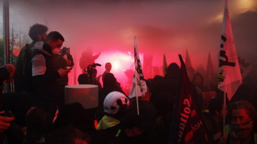 Γαλλία: Έφοδος στα γραφεία της «Louis Vuitton» από οργισμένους διαδηλωτές - Δείτε βίντεο