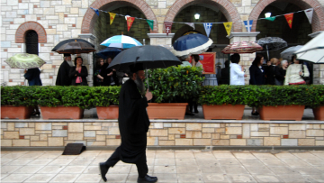 Καιρός: Σε ποιες περιοχές θα κάνουν Ανάσταση και Πάσχα με ομπρέλες 