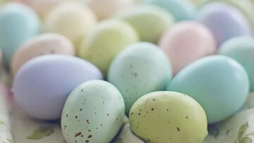 Πώς θα βάψετε τα αυγά με φυσικά υλικά που υπάρχουν ήδη στην κουζίνα σας