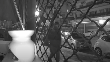 Θεσσαλονίκη: Διαρρήκτης «άδειασε» σε 3 λεπτά καφετέρια - Πήρε μέχρι και τα... μπισκότα  (βίντεο)