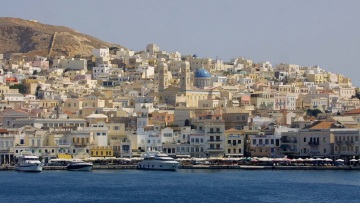 Σύρος: Σε εξέλιξη οι έρευνες για τον εντοπισμό σορού παιδιού στο λιμάνι της Ερμούπολης