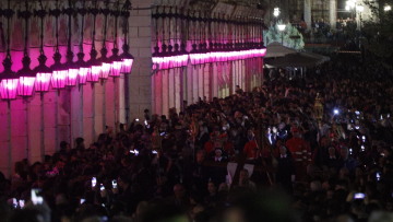 Απογοήτευση για χιλιάδες πιστούς στην Κέρκυρα - Δεν ολοκληρώθηκε η περιφορά του Eπιταφίου λόγω βροχής