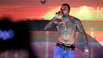 Κρις Μπράουν: Αντιδράσεις για τη σεξουαλική κίνηση που έκανε στη σκηνή - Δείτε το βίντεο