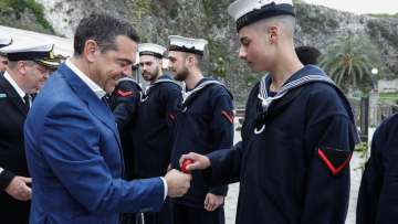 Τσίπρας: Επίσκεψη στον ναύσταθμο Κέρκυρας - «Τι γίνεται ρε παιδιά, τα τζούφια αυγά μου δίνετε; (βίντεο)