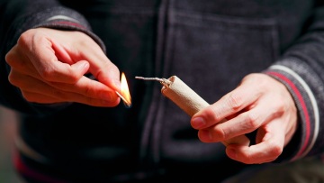 Πάσχα: Αγωνία για τους εγκαυματίες από τα βεγγαλικά - Στον Ευαγγελισμό ο 27χρονος από το Λεωνίδιο