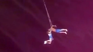 «Βουτιά» θανάτου για Κινέζα ακροβάτισσα ενώ εκτελούσε νούμερο με τον σύζυγό της - Δείτε βίντεο